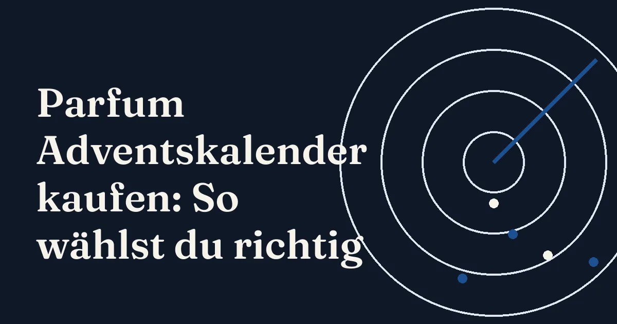 Adventskalender mit kleinen Parfumflakons neben einer brennenden Kerze auf einem Tisch