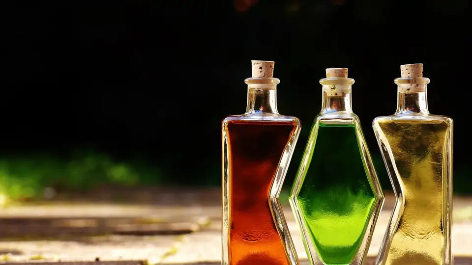 Mehrere Parfumflaschen nebeneinander aufgereiht