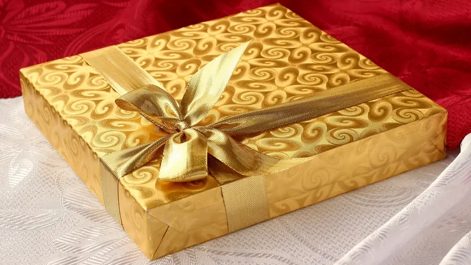 Golden verpackte Geschenke für die Feiertage