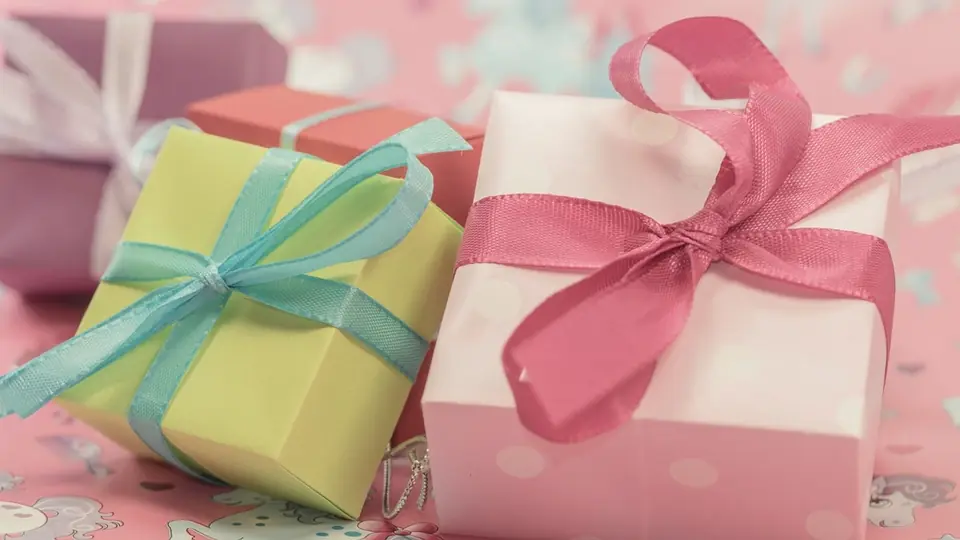 Ein Stapel bunt verpackter Geschenke