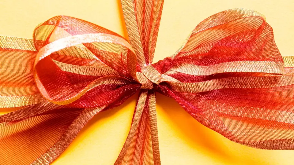 Geschenk mit orangefarbener Schleife